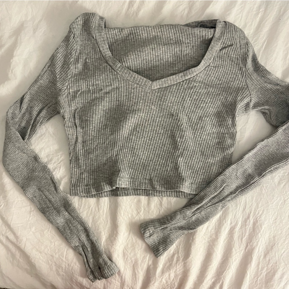 Ribbed long sleeve v neck crop top in gray